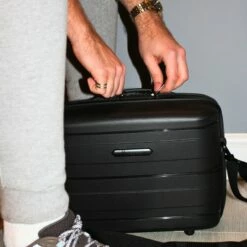 IT Luggage Momentous - Vanity Case (Black) -UK Suitcase Sales 2024 2 acda522a 7277 4ba5 b781 ee917dabe9a9