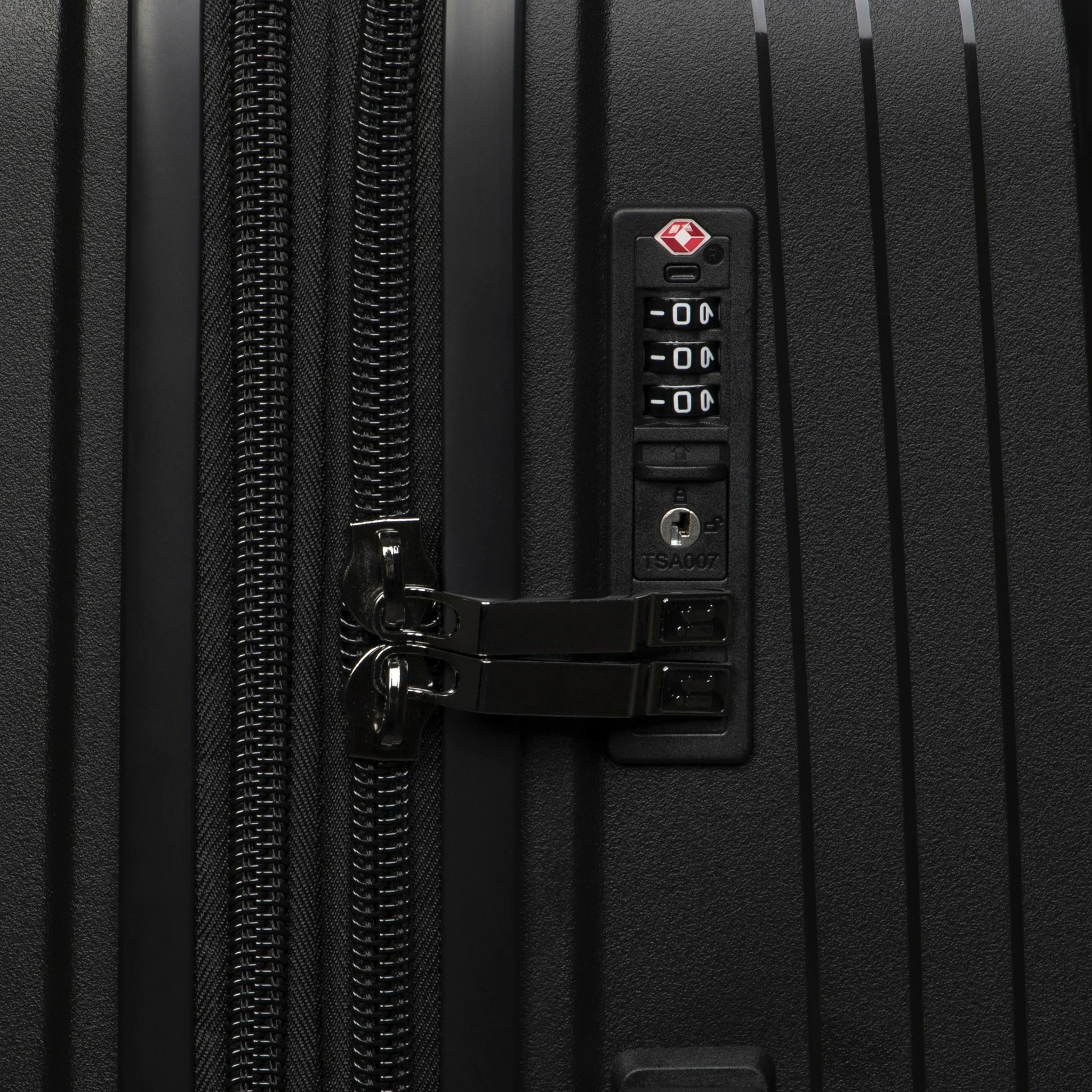 IT Luggage Spontaneous - Medium Plus (Black) 9 IT Luggage Spontaneous - Medium Plus (Black) - Image 7